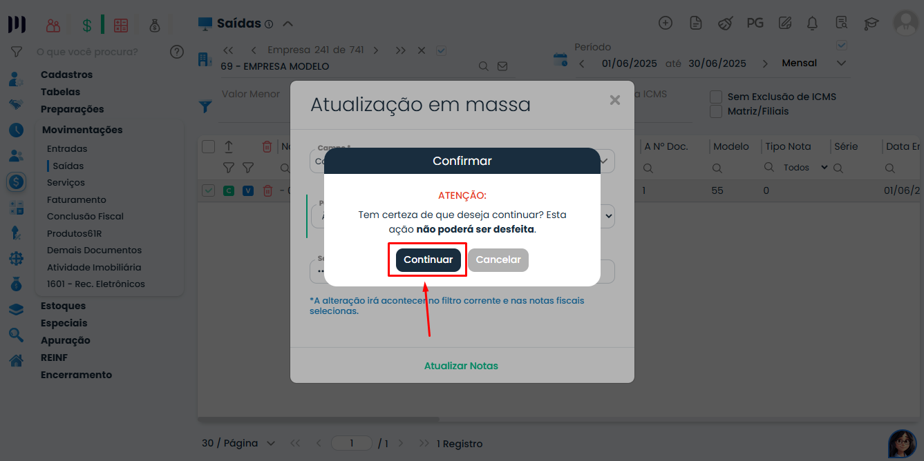 Sistema Contábil Makro exibindo a confirmação da atualização em massa para Pagamento em Notas Fiscais de Entradas/Saídas antes da execução.