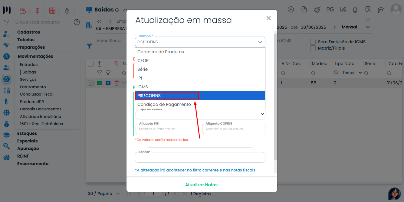 Tela do Sistema Contábil Makro mostrando a opção PIS/COFINS selecionada no campo de atualização em massa para alterar informações fiscais das notas.