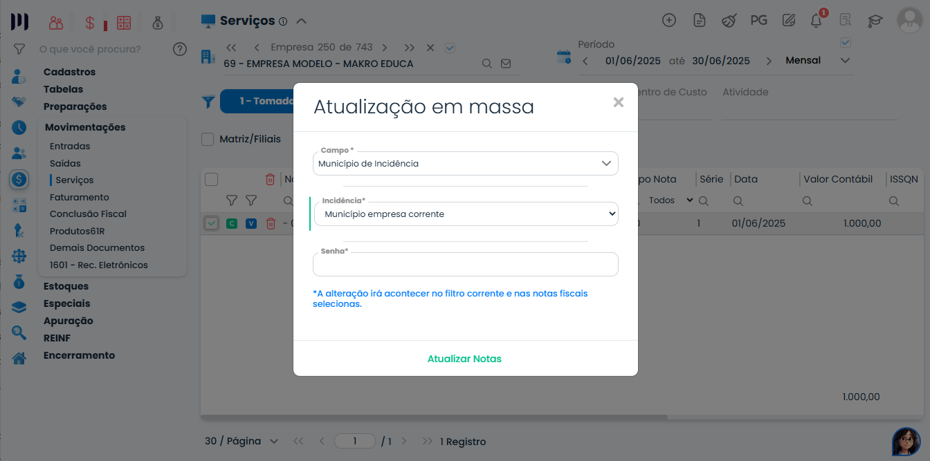 Janela de atualização em massa do Sistema Contábil Makro para alterar o Município de Incidência nas Notas Fiscais com validação por senha.